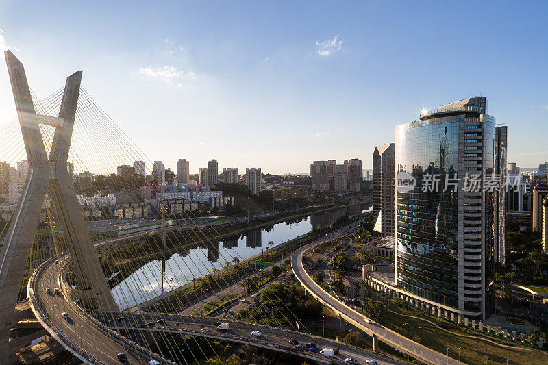 在巴西圣保罗的边际Pinheiros, Estaiada桥和摩天大楼的鸟瞰图